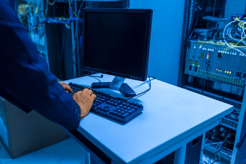 Un technicien informatique effectuant une sauvegarde externalisée de données vers un serveur cloud sécurisé