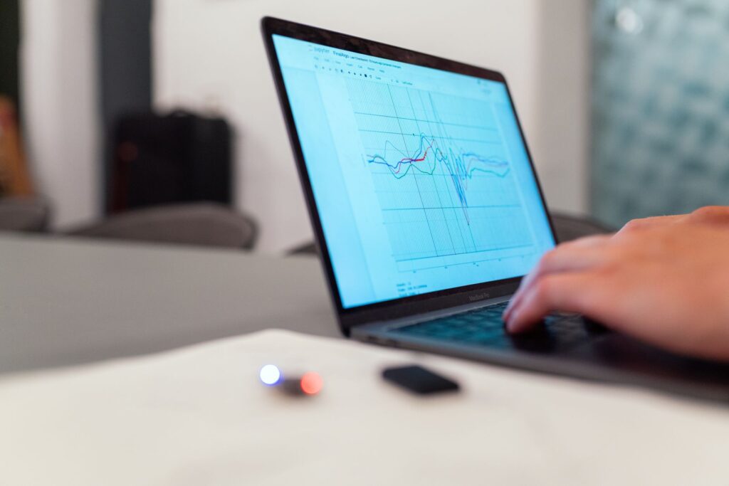 Un spécialiste informatique analyse les métriques de performance des serveurs lors d'un audit PME
