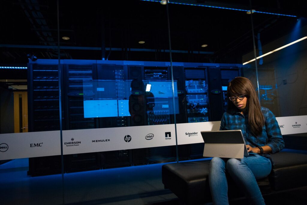 Un directeur informatique supervisant l'infrastructure informatique d'une entreprise dans un centre de données moderne et sécurisé