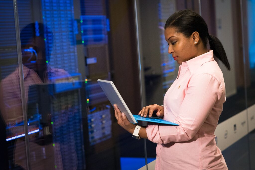 Technicien informatique gérant l'infrastructure serveur pour une infogérance professionnelle en Val d'Oise